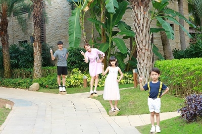 田亮晒一家四口照 弟弟颜值高太抢镜