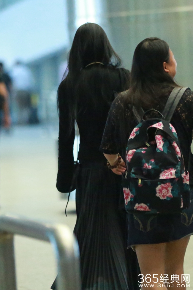 张馨予“饭局门”后着黑袍返京