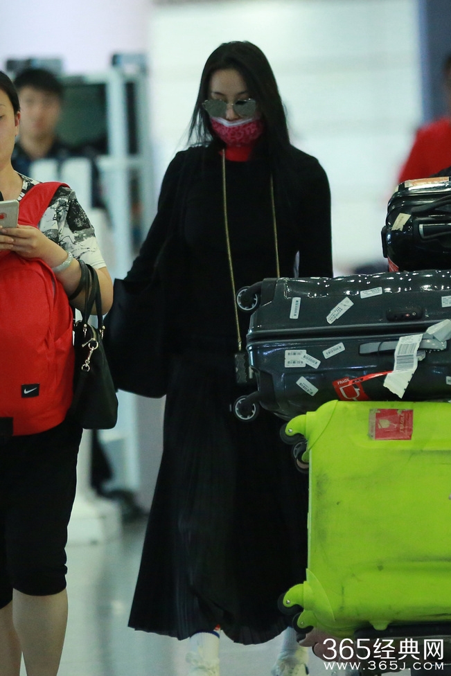 张馨予“饭局门”后着黑袍返京