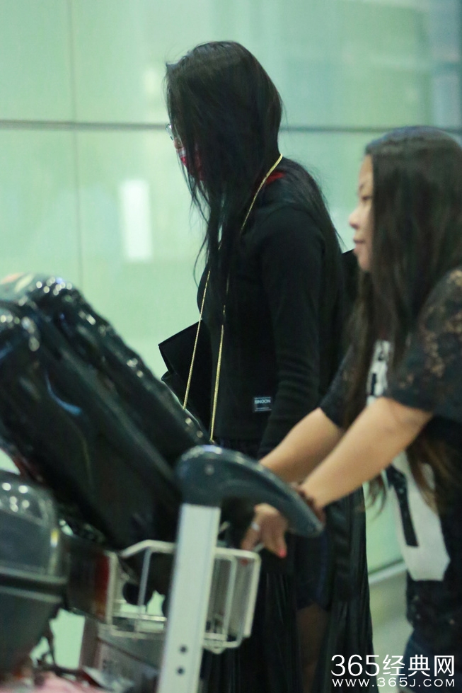 张馨予“饭局门”后着黑袍返京