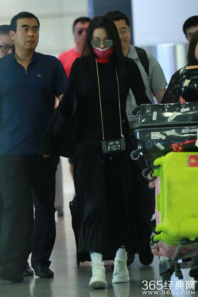 张馨予“饭局门”后着黑袍返京