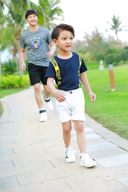田亮晒一家四口照 弟弟颜值高太抢镜