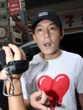 陈冠希新欢秦舒培撕前夫:你女友穿我衣服