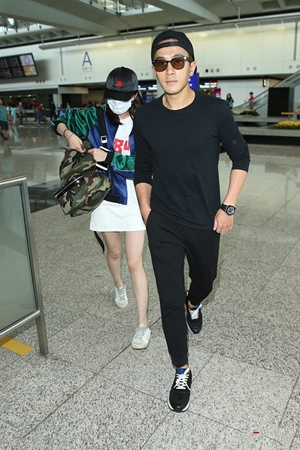 离婚风波后首同框！杨幂刘恺威六一返港看女儿