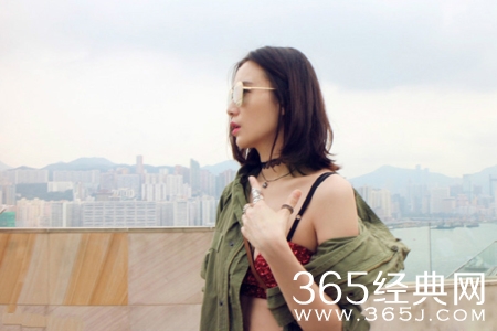 宋佳上衣滑落露肩带 内衣外露酥胸诱人