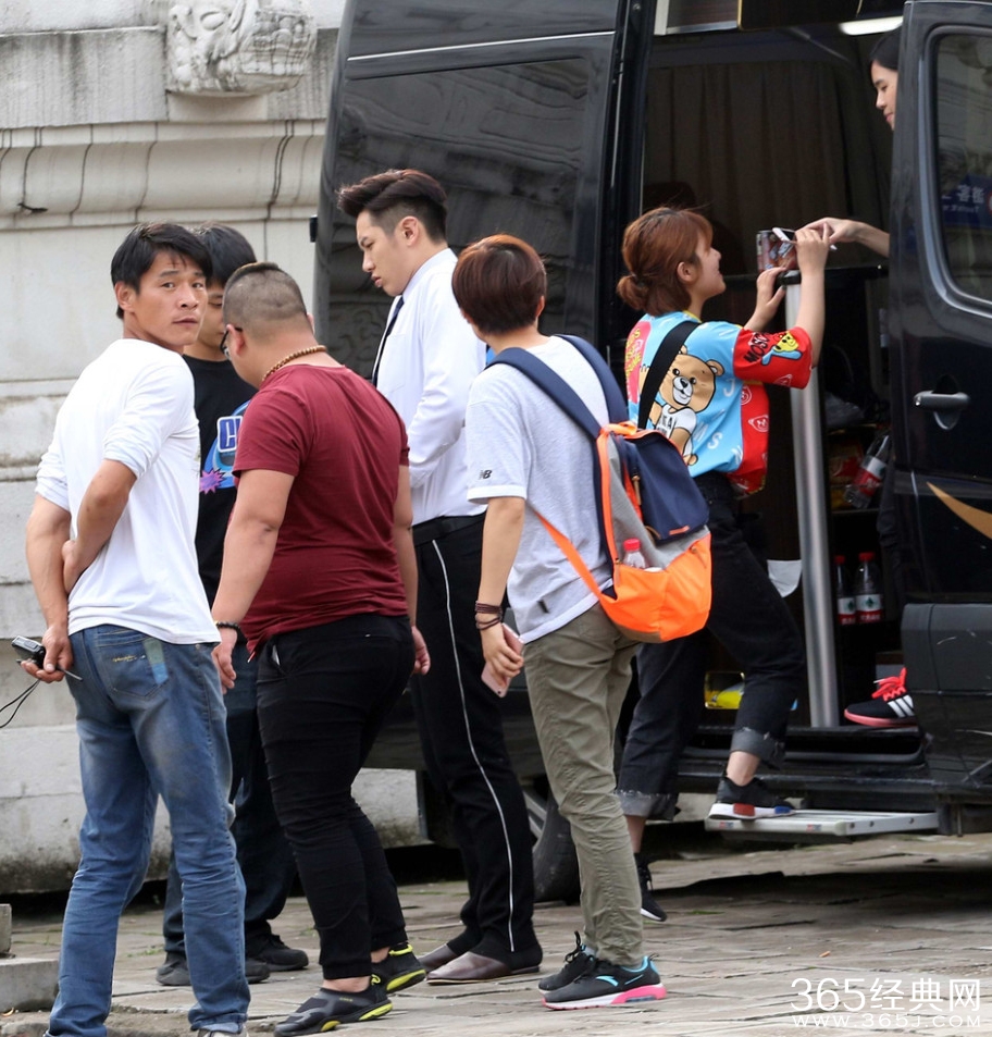 柯震东整理裤子 工作人员见偷拍怒指镜头