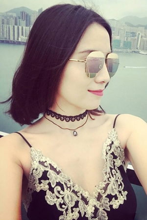 宋佳上衣滑落露肩带 内衣外露酥胸诱人