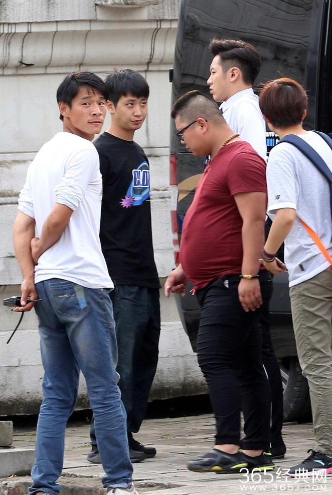 柯震东整理裤子 工作人员见偷拍怒指镜头