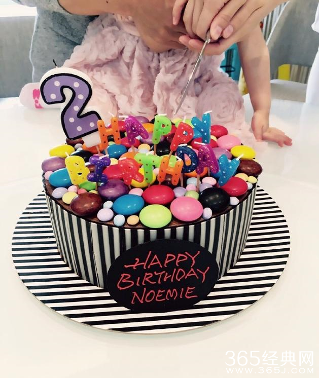 太温馨！刘恺威杨幂紧握小糯米手切蛋糕