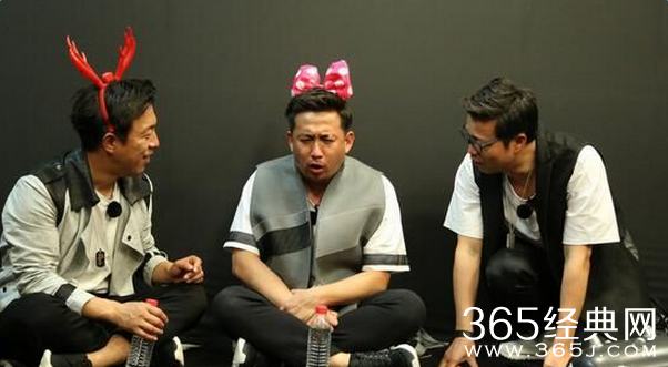 黄磊神模仿张艺兴视频曝光 笑出腹肌