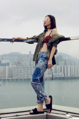 宋佳上衣滑落露肩带 内衣外露酥胸诱人