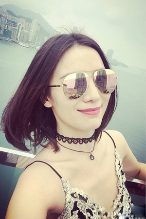 宋佳上衣滑落露肩带 内衣外露酥胸诱人