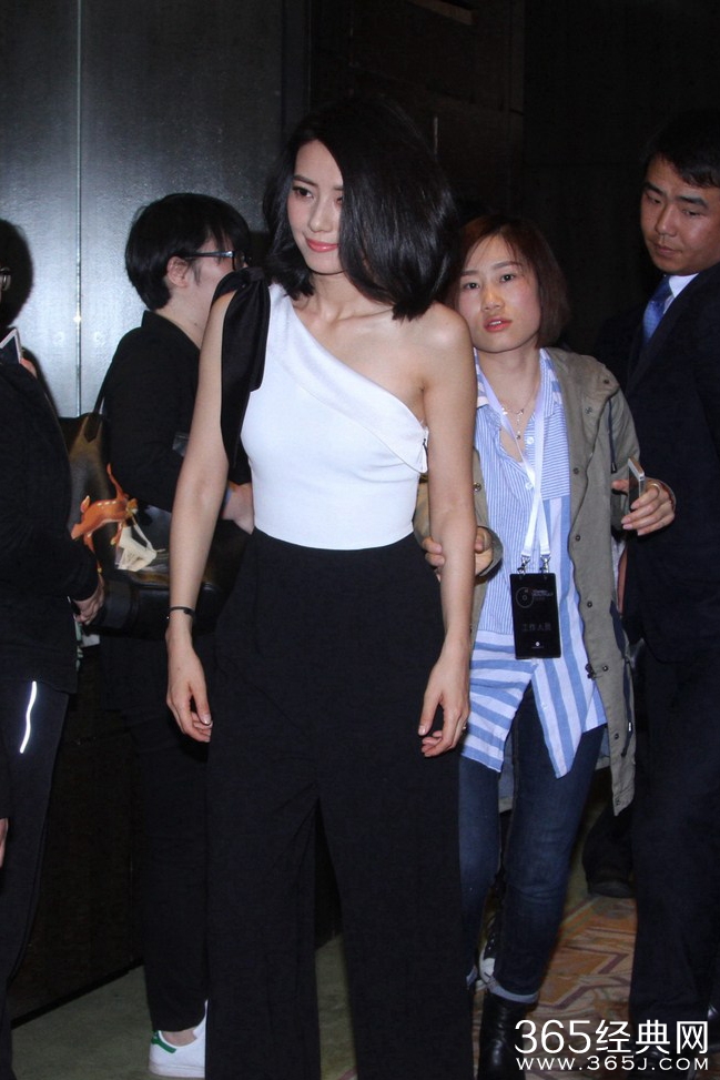 高圆圆小露香肩送微笑优雅迷人