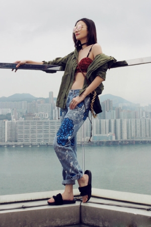 宋佳上衣滑落露肩带 内衣外露酥胸诱人