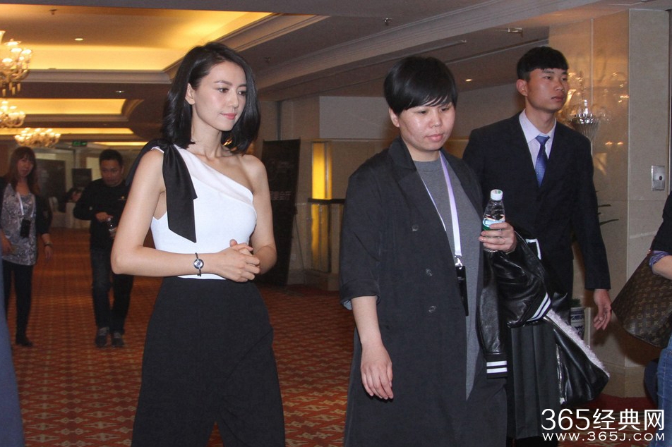 高圆圆小露香肩送微笑优雅迷人