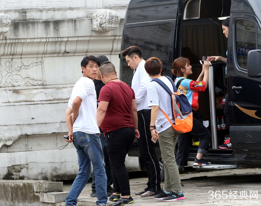 柯震东整理裤子 工作人员见偷拍怒指镜头