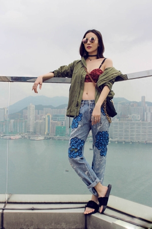 宋佳上衣滑落露肩带 内衣外露酥胸诱人