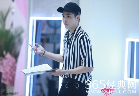 吴亦凡探班超级女声 化身魅力凡老师