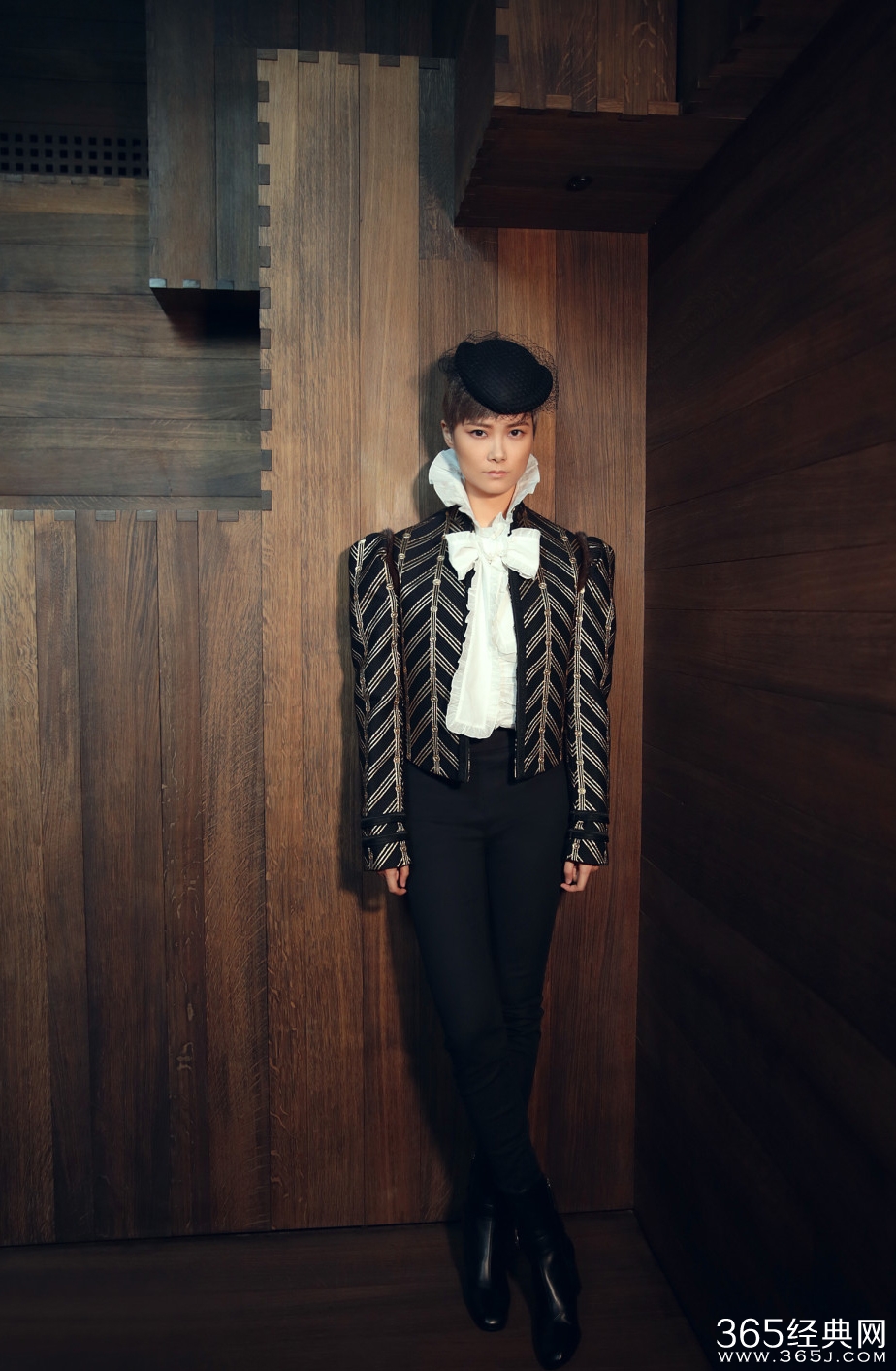 李宇春演绎复古风 女公爵造型优雅帅气