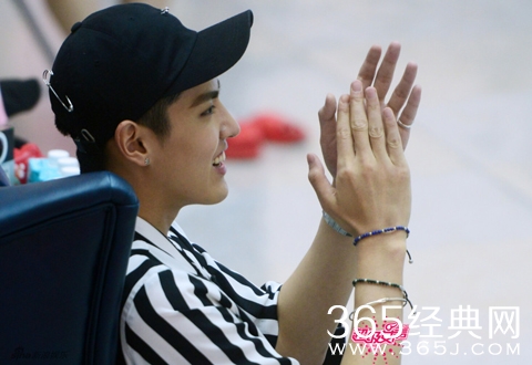 吴亦凡探班超级女声 化身魅力凡老师