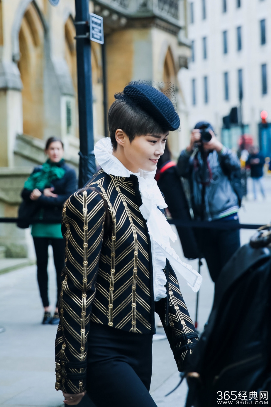 李宇春演绎复古风 女公爵造型优雅帅气