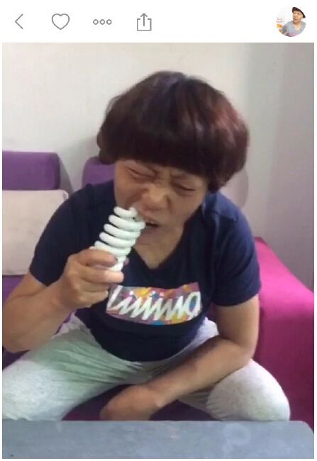 吃货凤姐直播吃灯泡 疑受人控制