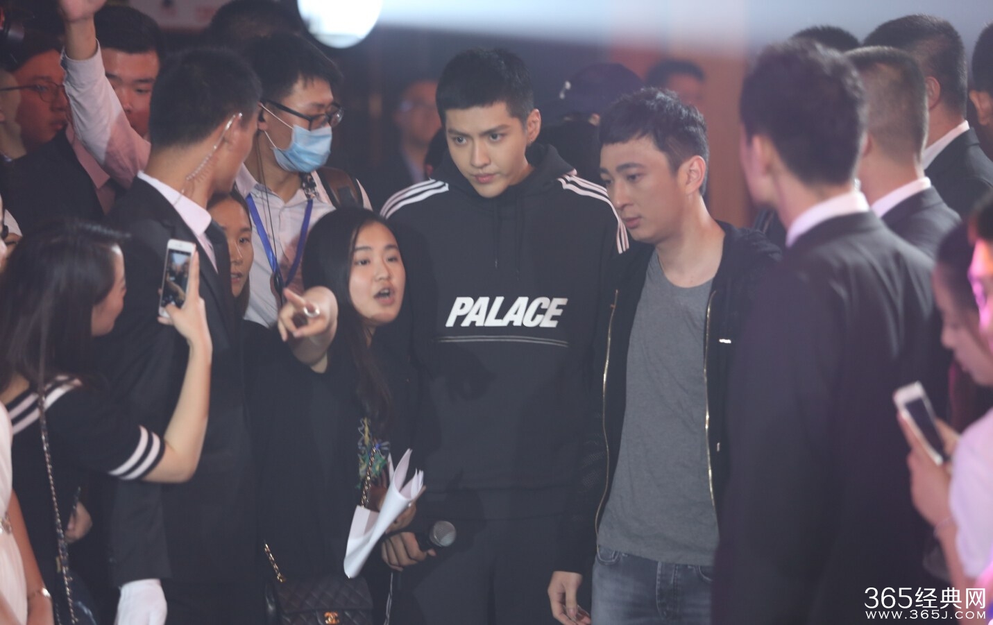 王思聪你又调皮了！近日替吴亦凡介绍对象