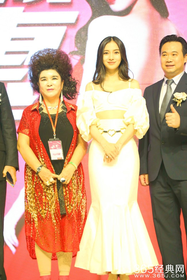 大妈你赢了！baby与怪异大妈合影被抢风头