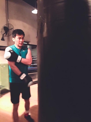 李晨拍戏受伤表情痛苦 冰冰又要心疼啦