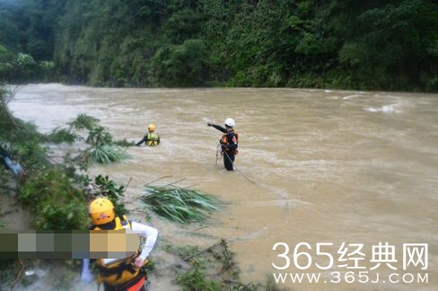 洪水意外来袭 男子5秒决定舍妻救女
