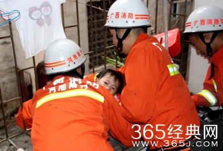 3岁女孩头卡防盗网 邻居托举20分钟等救援