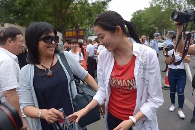 关晓彤穿红衣走出考场笑容满面：考得还行