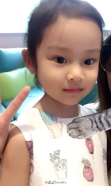 越来越漂亮!甜馨变白脸变尖 美人模样初现