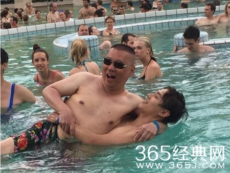 郭德纲游泳造型霸气 一旁外国美女都看呆