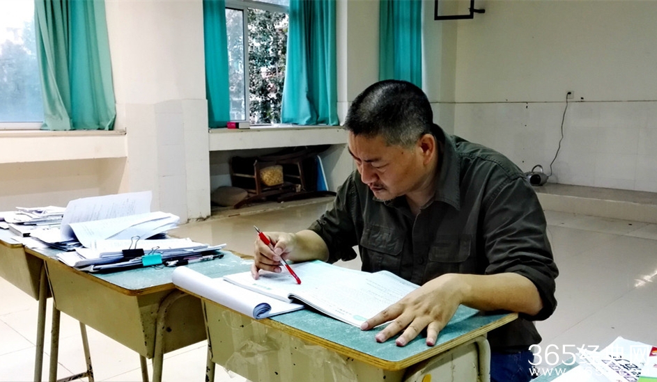 绵阳梁实资料照片遭热搜 为什么称其高考最牛钉子户