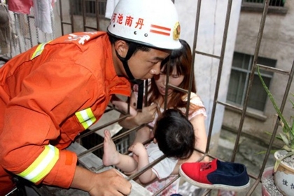 3岁女孩头卡防盗网 邻居托举20分钟等救援