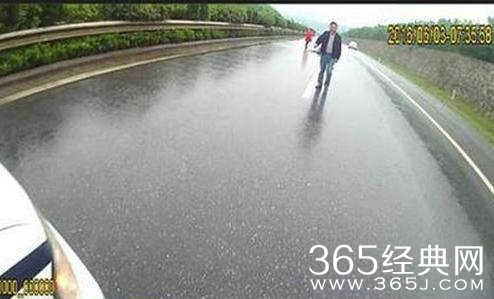 离婚路上丈夫主动救人 妻子回心转意不离婚