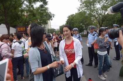 关晓彤穿红衣走出考场笑容满面：考得还行