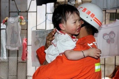 3岁女孩头卡防盗网 邻居托举20分钟等救援