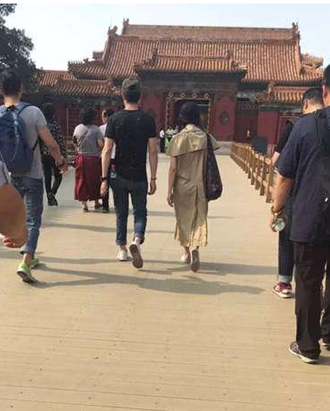 霍建华游故宫 网友调侃：皇上回宫了！