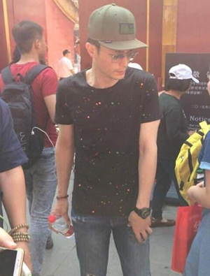 霍建华游故宫 网友调侃：皇上回宫了！