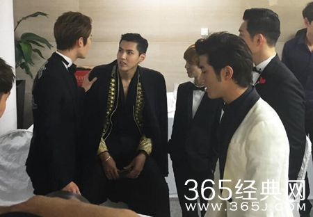 郭敬明哭晕 吴亦凡坐着都比他高