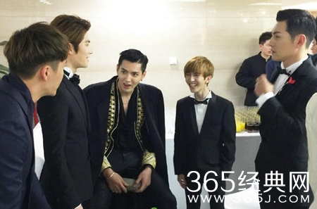 郭敬明哭晕 吴亦凡坐着都比他高