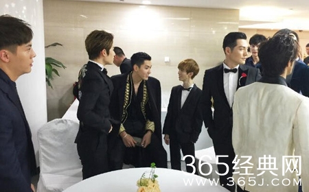 郭敬明哭晕 吴亦凡坐着都比他高