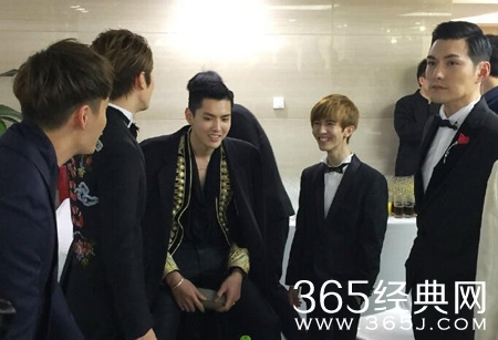 郭敬明哭晕 吴亦凡坐着都比他高