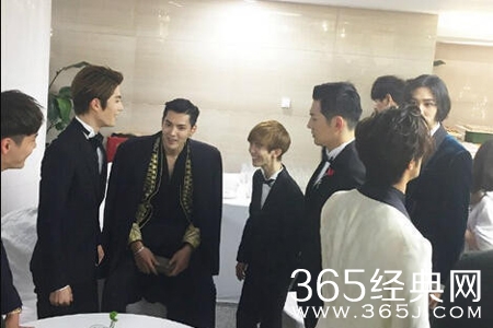 郭敬明哭晕 吴亦凡坐着都比他高