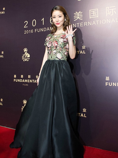 林心如透视裙秀身材 花朵遮胸若隐若现