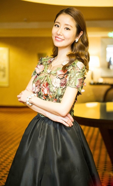 林心如透视裙秀身材 花朵遮胸若隐若现