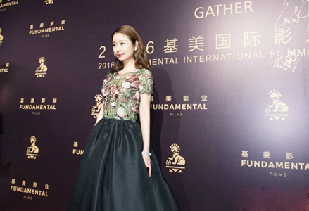 林心如透视裙秀身材 花朵遮胸若隐若现