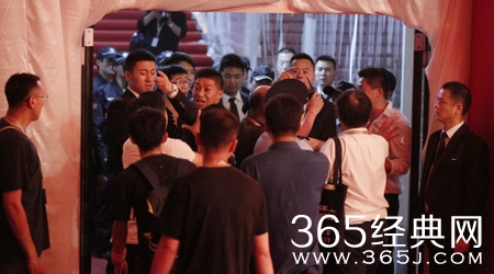 太尴尬 上海电影节红毯工作人员互殴